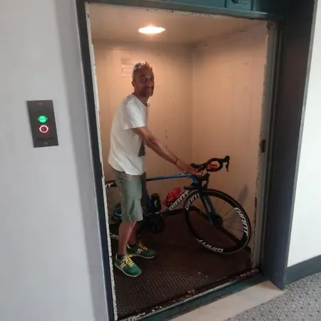 Super Vista Al Grattacielo Di 拉瓦尼亚