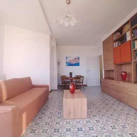 Super Vista Al Grattacielo Di 拉瓦尼亚